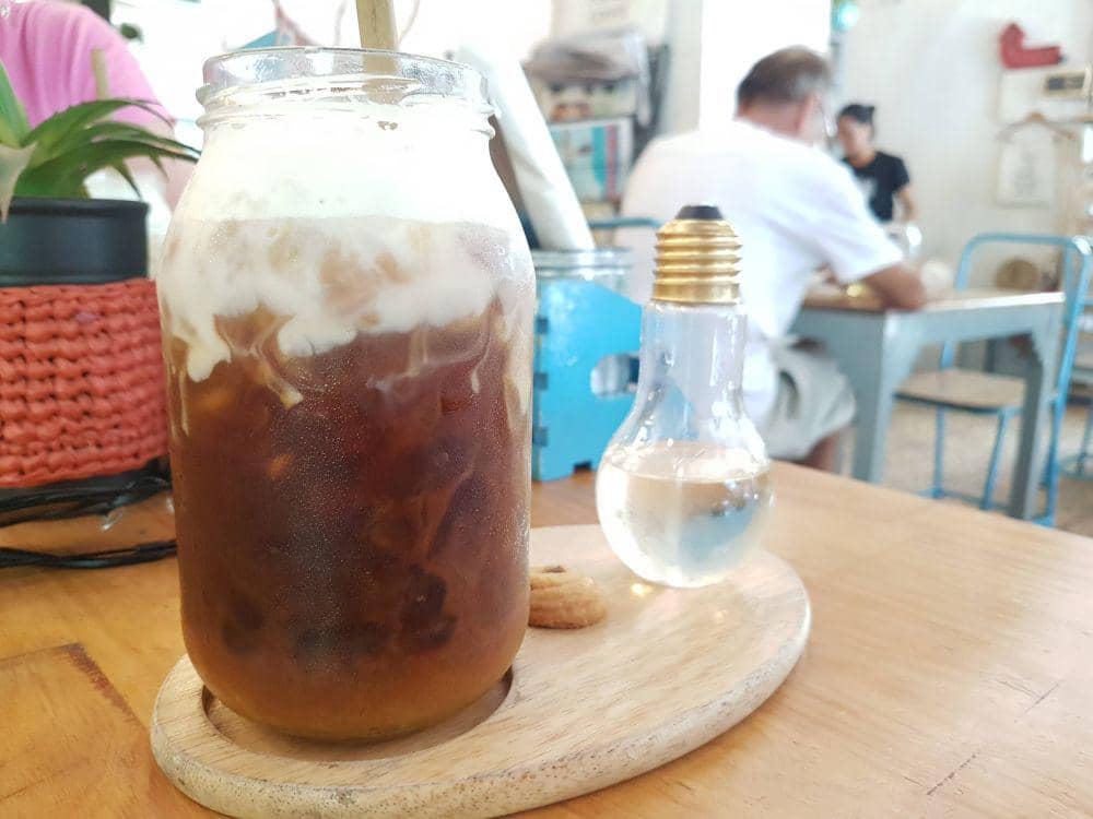 potret latte disajikan di wadah gak jelas (reddit.com/user/spiderkiss88)