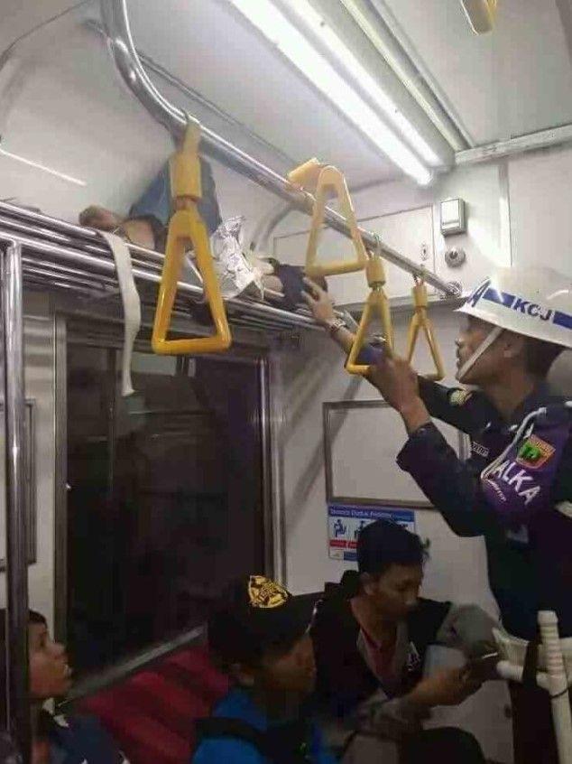 kelakuan penumpang KRL (twitter.com/masbroto)