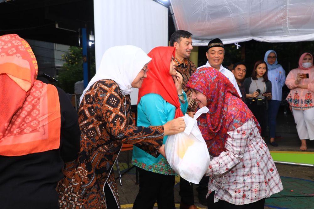 Menaker Ida menyerahkan santunan kepada warga yang menghadiri Sosialisasi Keselamatan dan Kesehatan Kerja (K3) Bidang Listrik. (Dok. Kemnaker)