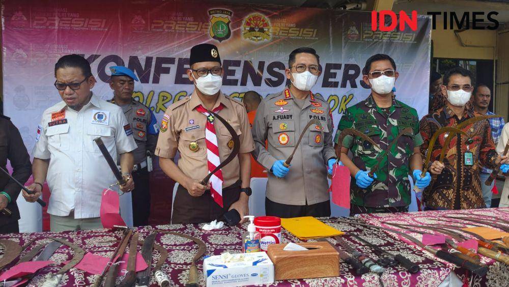 Kapolres Metro Depok, Kombes Ahmad Fuady bersama Forkopimda memperlihatkan senjata tajam yang digunakan tawuran. (IDNTimes/Dicky)