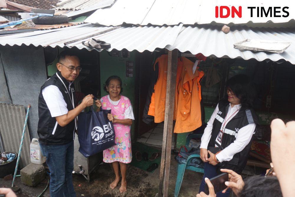 Penyaluran sembako oleh BRI Regional Office Yogyakarta di Kalurahan Terban, Gondokusuman, pada Jumat (14/4/2023). (IDN Times/Herlambang Jati Kusumo)