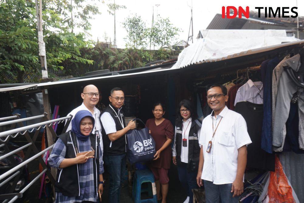 Penyaluran sembako oleh BRI Regional Office Yogyakarta di Kalurahan Terban, Gondokusuman, pada Jumat (14/4/2023). (IDN Times/Herlambang Jati Kusumo)