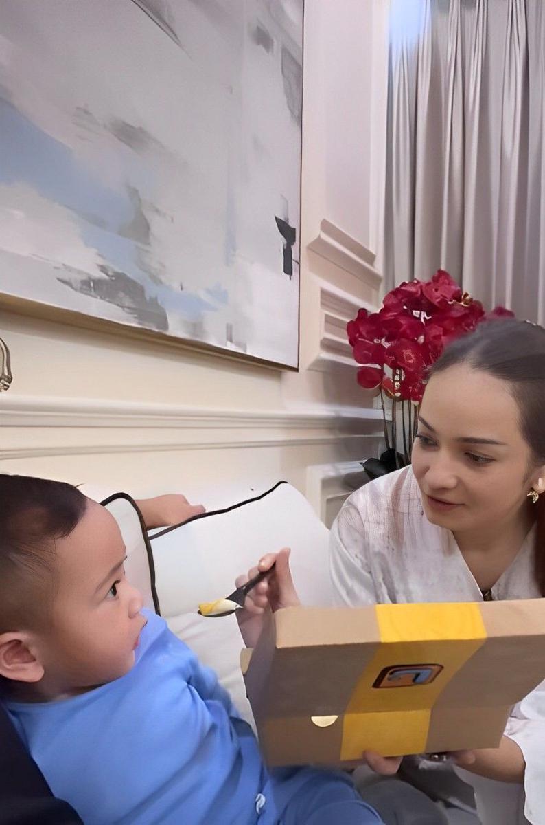Enzy Storia momong Rayyanza (instagram.com/raffinagita1717)