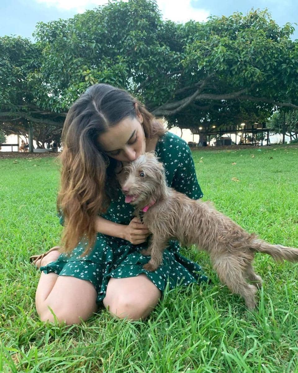Evelyn Sharma dan anjingnya (instagram.com/evelyn_sharma)