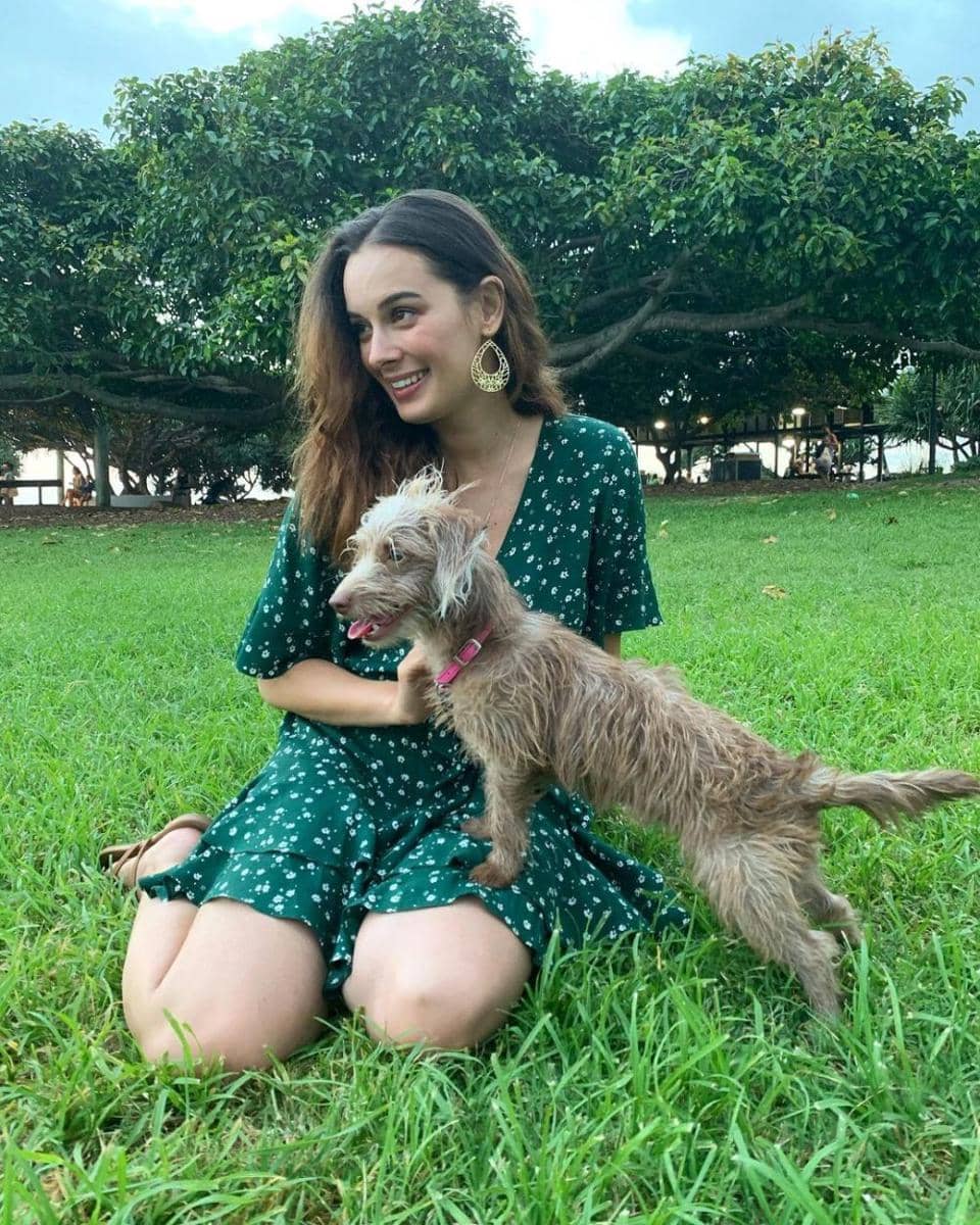 Evelyn Sharma dan anjingnya (instagram.com/evelyn_sharma)