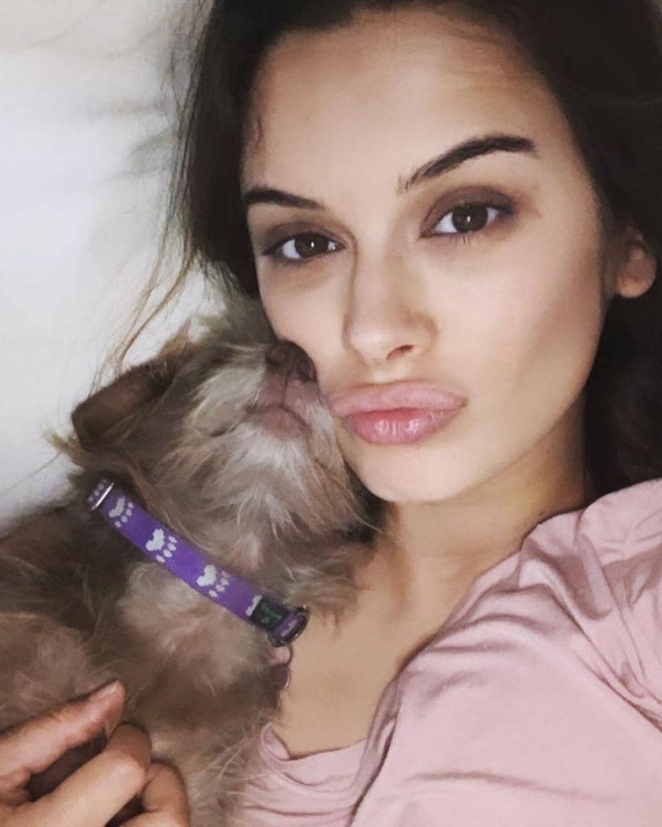 Evelyn Sharma dan anjingnya (instagram.com/evelyn_sharma)