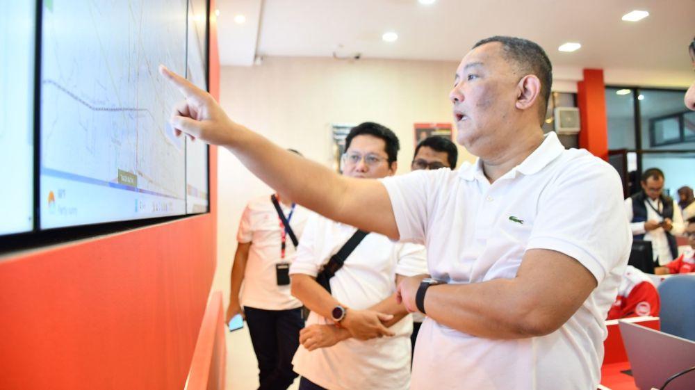 Direktur Wholesale & International Service Telkom Bogi Witjaksono meninjau kesiapan infrastruktur dan layanan TelkomGroup di Integrated Operation Center (IOC), Yogyakarta (12/4/2023). (Dok. Telkom)