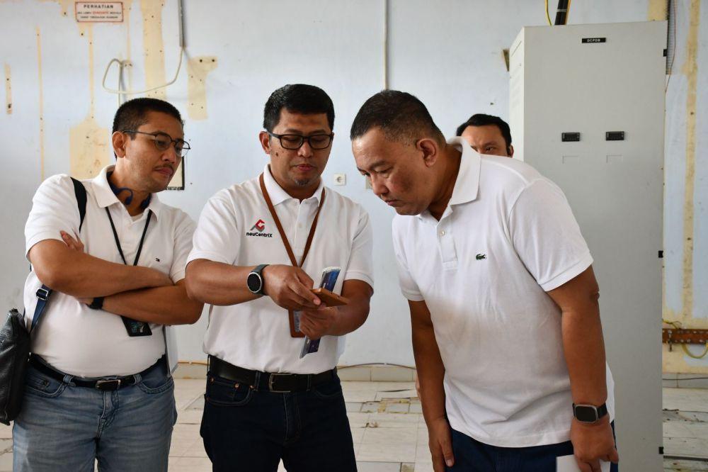 Kunjungan Direktur Wholesale & International Service Telkom Bogi Witjaksono (paling kanan) ke lokasi new neuCentrIX Pugeran yang merupakan Data Center ketiga Telkom di wilayah Jateng & DIY. (Dok. Telkom)