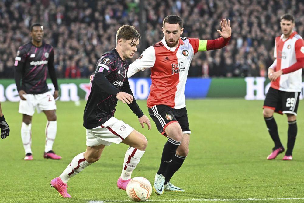 Potret dalam duel Feyenoord vs AS Roma, Jumat (14/4/2023). (Twitter/@officialasroma).