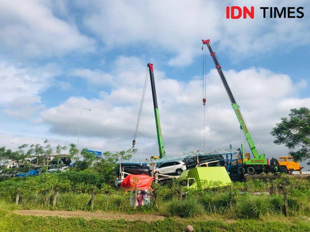 Proses evakuasi kendaraan yang mengalami kecelakaan beruntun di jalan tol Semarang-Solo, Jumat (14/4/2023). (IDN Times/Bandot Arywono)