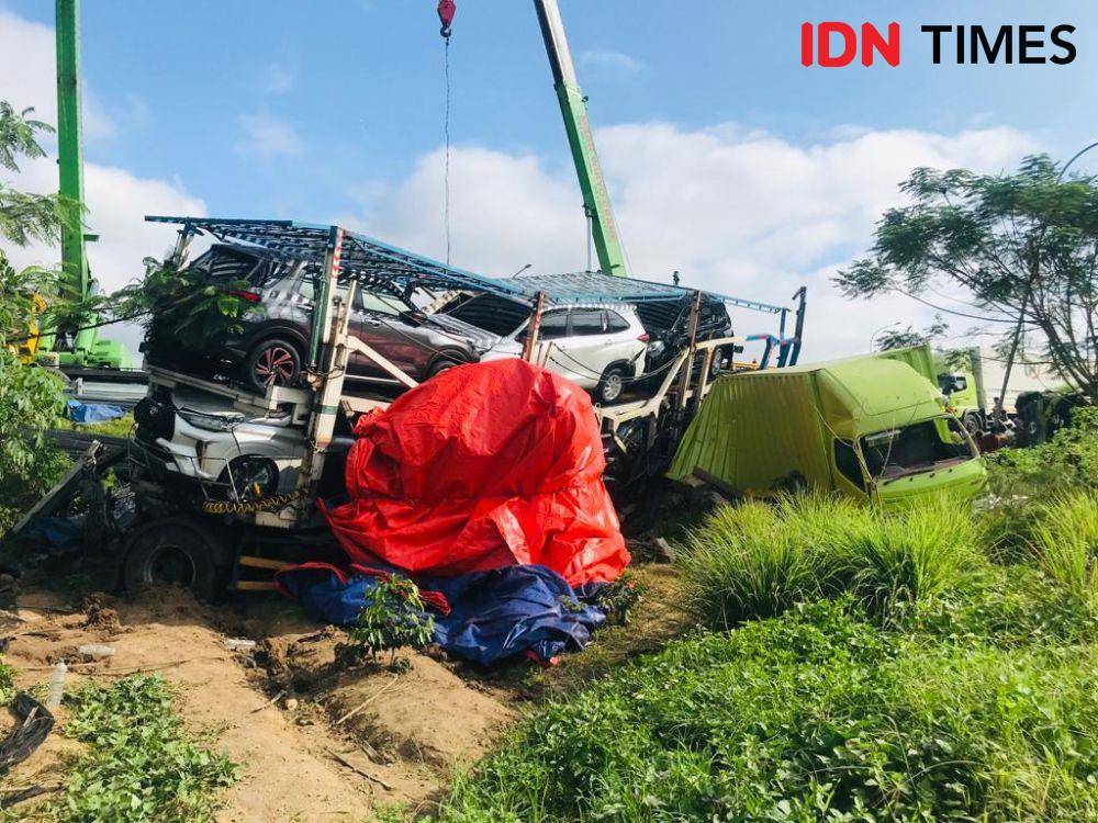Proses evakuasi kendaraan yang mengalami kecelakaan beruntun di jalan tol Semarang-Solo, Jumat (14/4/2023). (IDN Times/Bandot Arywono)