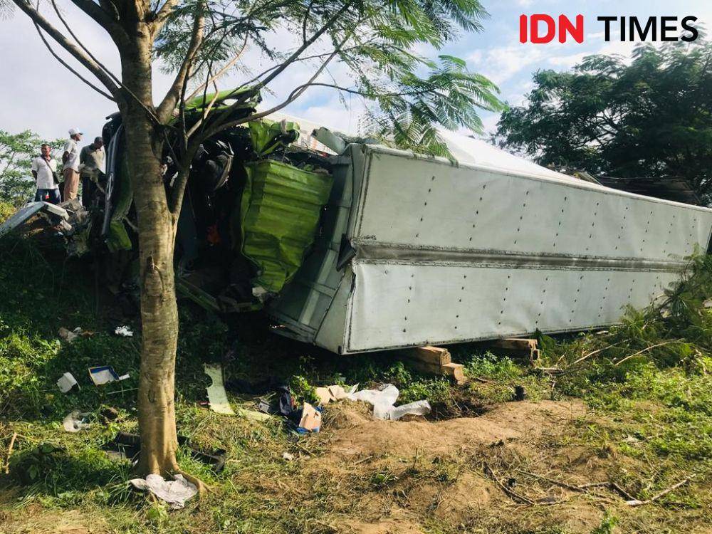 Proses evakuasi kendaraan yang mengalami kecelakaan beruntun di jalan tol Semarang-Solo, Jumat (14/4/2023). (IDN Times/Bandot Arywono)
