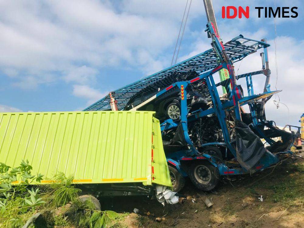 Proses evakuasi kendaraan yang mengalami kecelakaan beruntun di jalan tol Semarang-Solo, Jumat (14/4/2023). (IDN Times/Bandot Arywono)