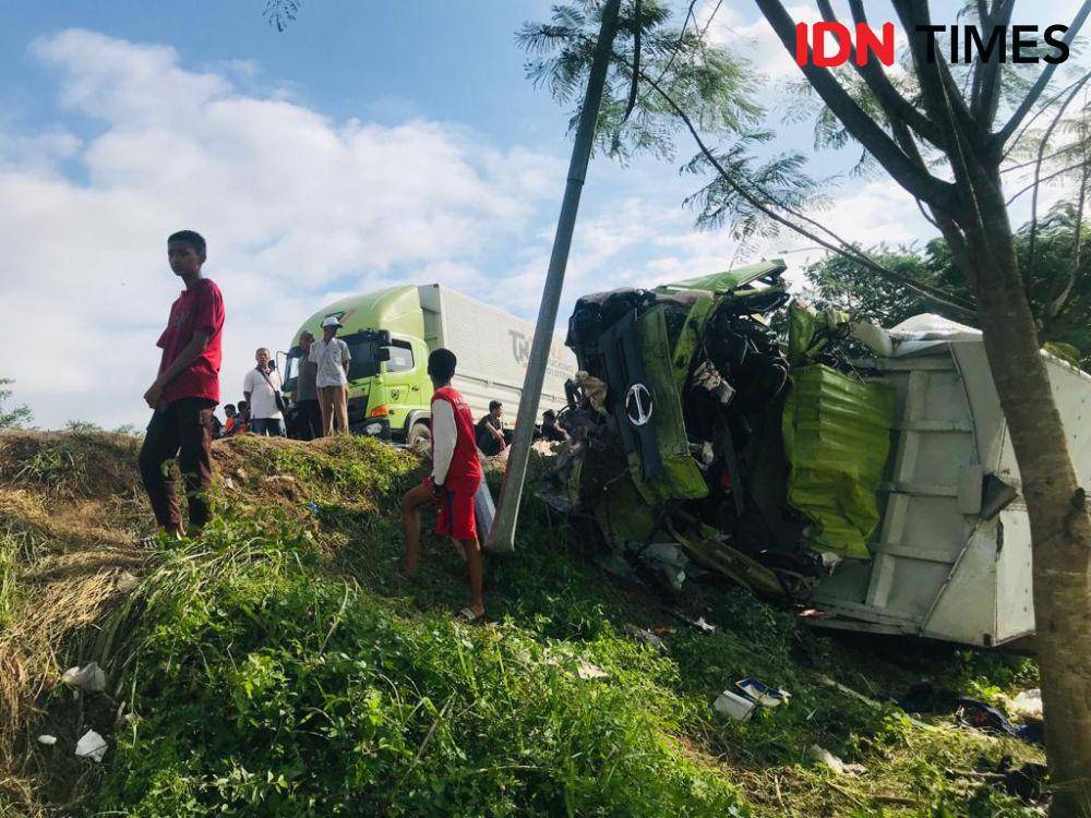 Proses evakuasi kendaraan yang mengalami kecelakaan beruntun di jalan tol Semarang-Solo, Jumat (14/4/2023). (IDN Times/Bandot Arywono)