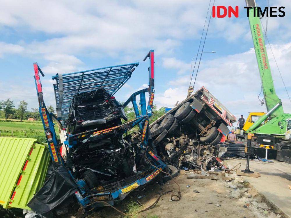 Proses evakuasi kendaraan yang mengalami kecelakaan beruntun di jalan tol Semarang-Solo, Jumat (14/4/2023). (IDN Times/Bandot Arywono)