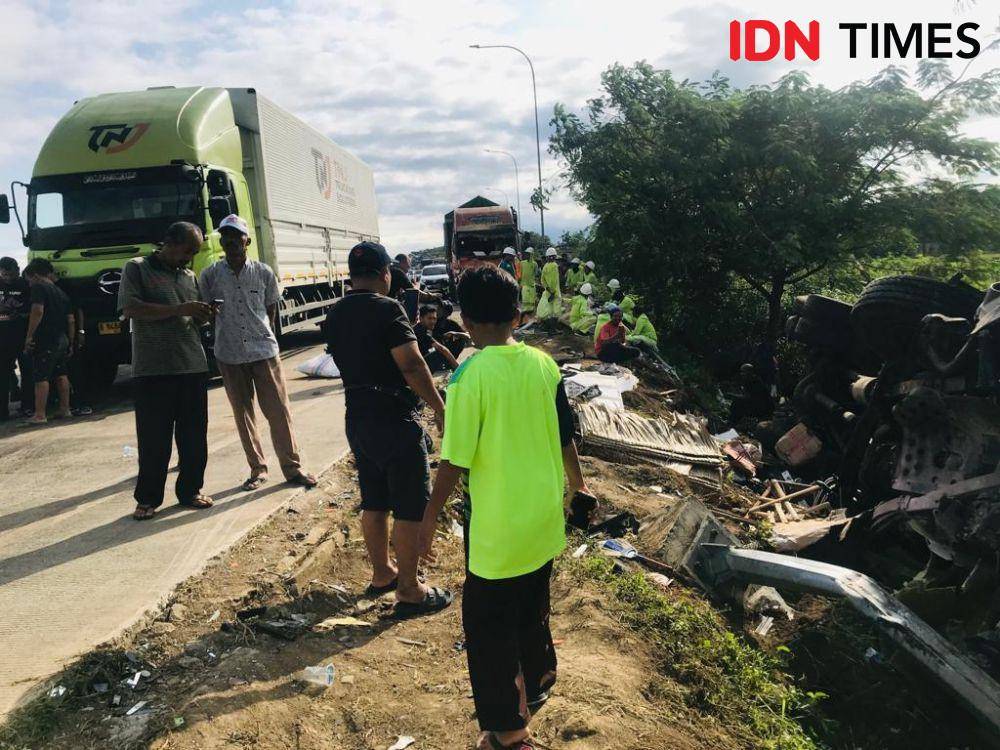 Proses evakuasi kendaraan yang mengalami kecelakaan beruntun di jalan tol Semarang-Solo, Jumat (14/4/2023). (IDN Times/Bandot Arywono)