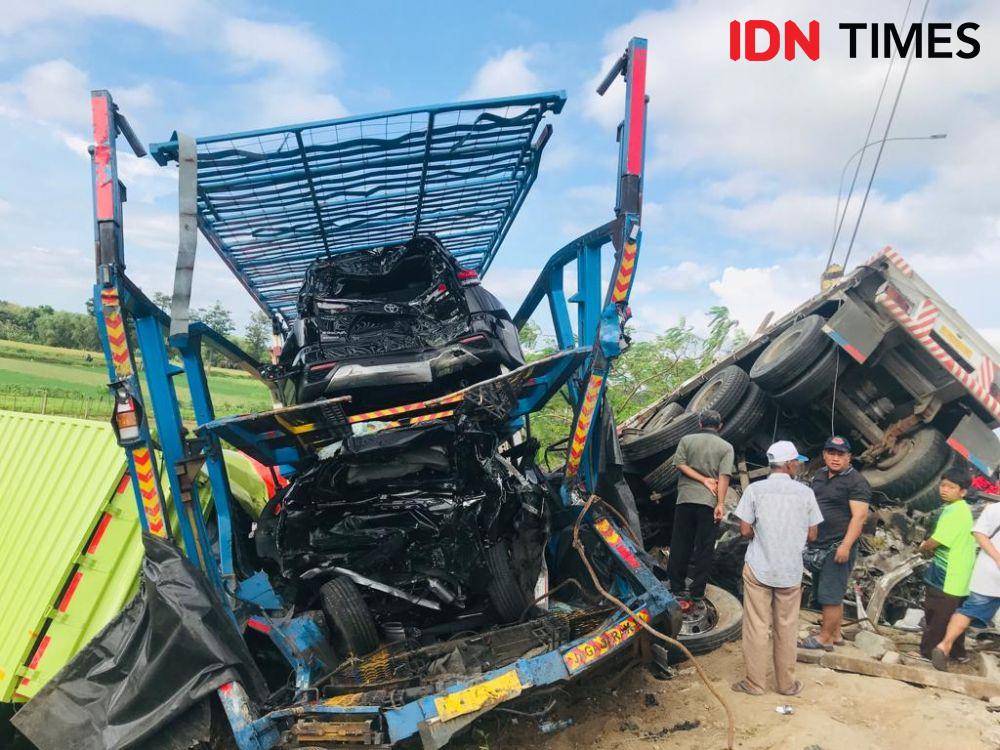 Proses evakuasi kendaraan yang mengalami kecelakaan beruntun di jalan tol Semarang-Solo, Jumat (14/4/2023). (IDN Times/Bandot Arywono)