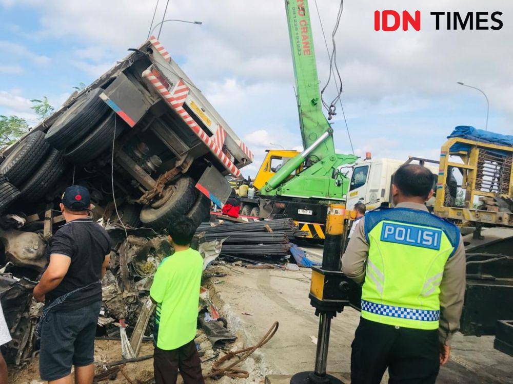 Petugas tengah melakukan evakuasi kendaraan yang mengalami kecelakaan beruntun di jalan tol Semarang-Solo, Jumat (14/4/2023). (IDN Times/Bandot Arywono)