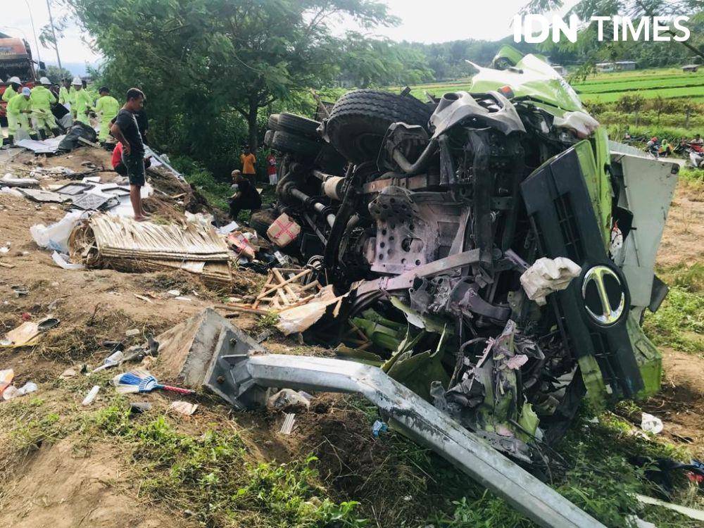 Petugas tengah melakukan evakuasi kendaraan yang mengalami kecelakaan beruntun di jalan tol Semarang-Solo, Jumat (14/4/2023). (IDN Times/Bandot Arywono)