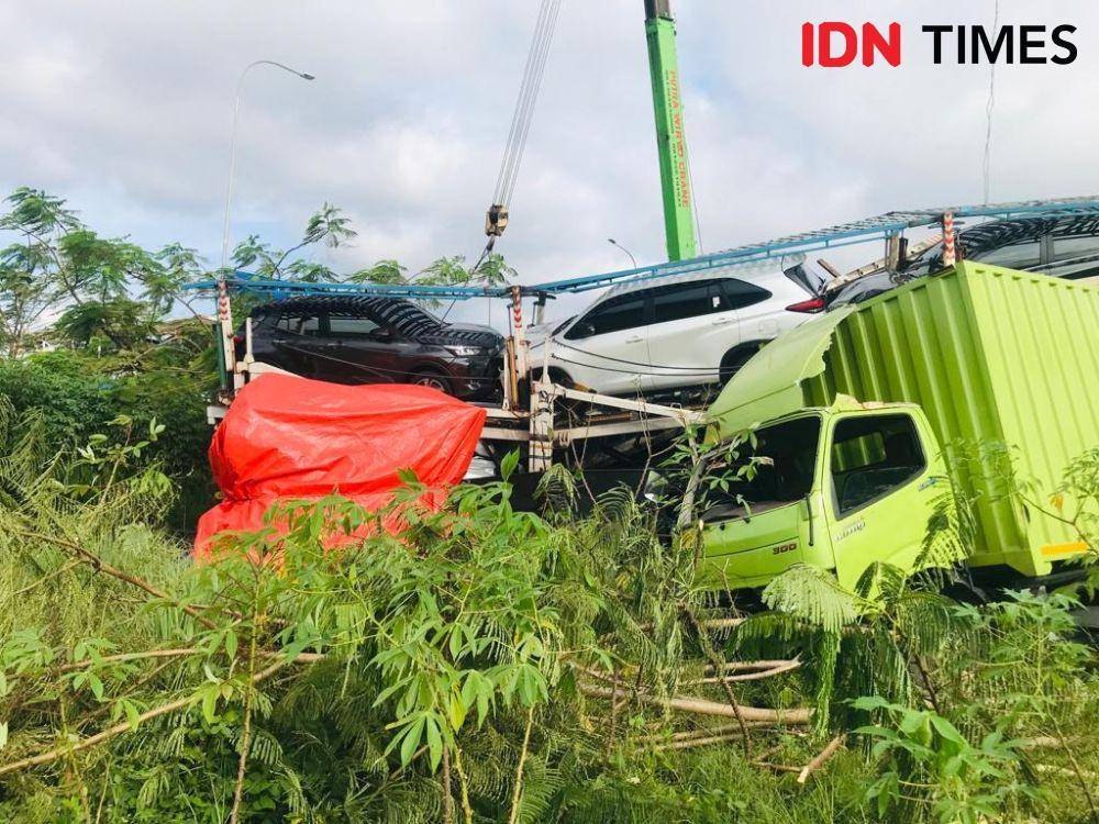 Proses evakuasi kendaraan yang mengalami kecelakaan beruntun di jalan tol Semarang-Solo, Jumat (14/4/2023). (IDN Times/Bandot Arywono)