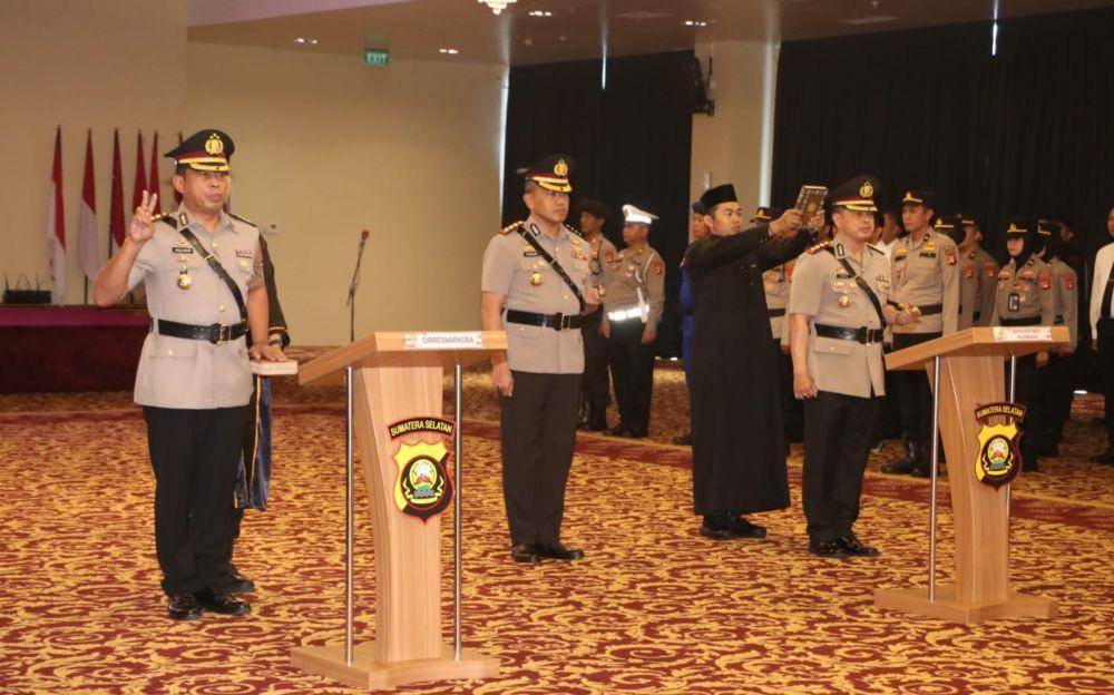 Pelantikan kapolrestabes Palembang baru Kombes Pol Haryo Sugihartono menggantikan Kombes Pol Mokhmad Ngajib (Dok: Polda Sumsel)