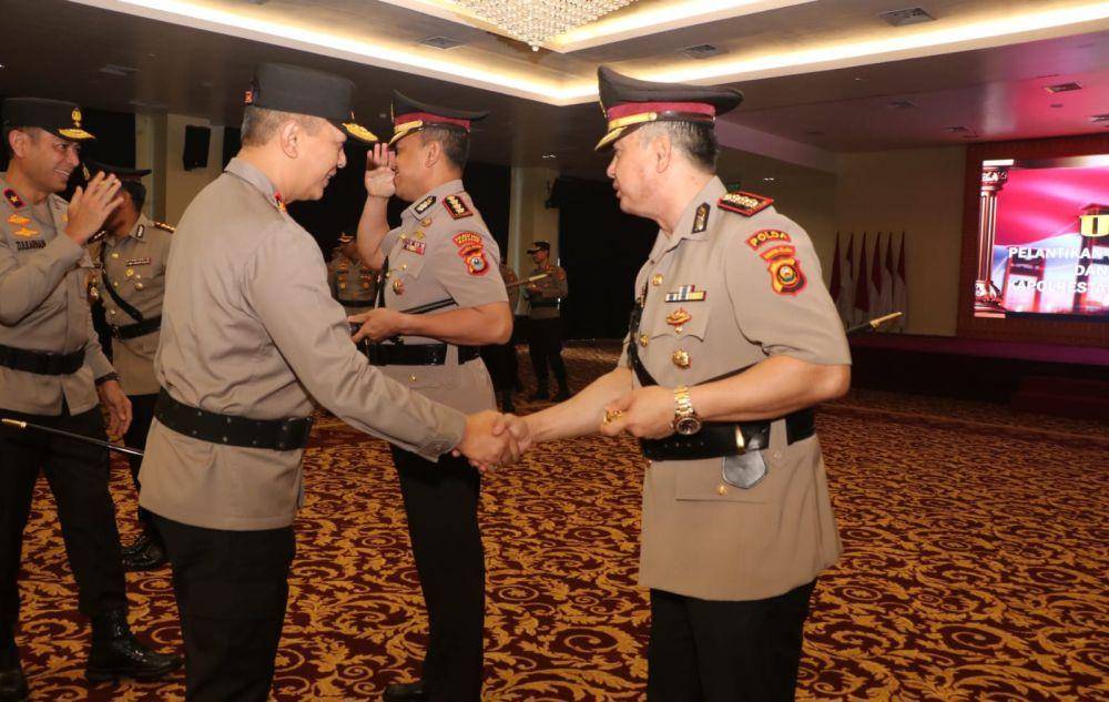Pelantikan kapolrestabes Palembang baru Kombes Pol Haryo Sugihartono menggantikan Kombes Pol Mokhmad Ngajib (Dok: Polda Sumsel)