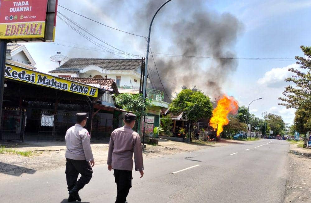 Truk pengangkut tabung elpiji terbakar di Tuban. Dok Istimewa