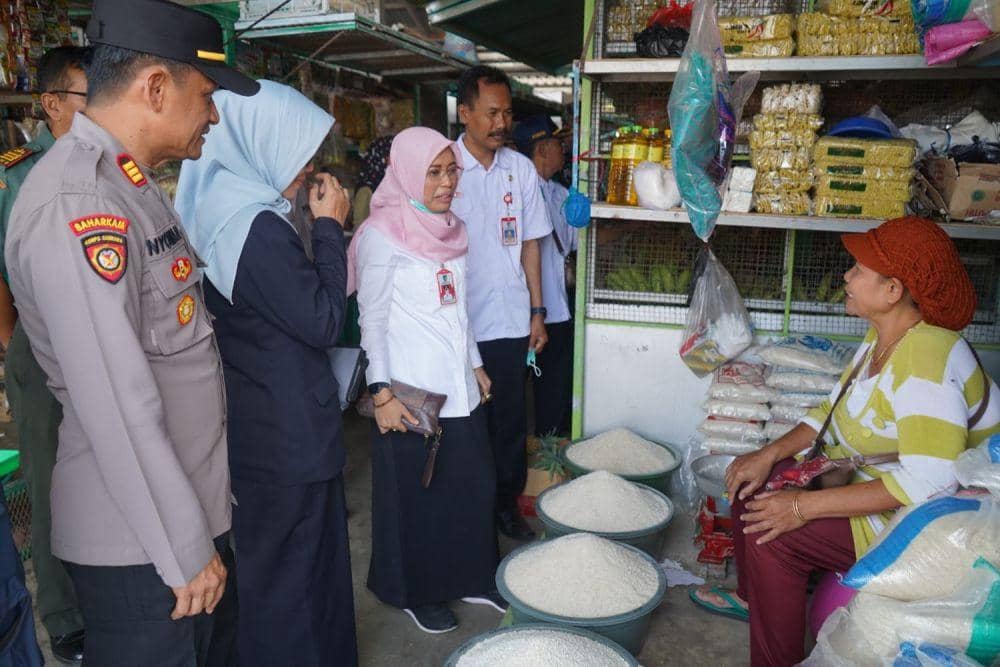 Pemerintah Kabupaten Kediri bersama Forkopimda menggelar patroli di empat pasar kabupaten, yakni Pasar Kras, Pasar Kandangan, Pasar Gringging, serta Pasar Pamenang. (Dok. Pemkab Kediri)