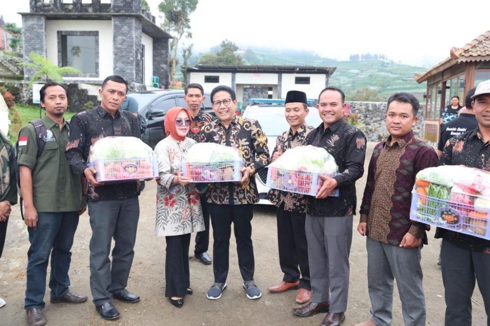 Menteri Desa, Pembangunan Daerah Tertinggal, dan Transmigrasi Abdul Halim Iskandar melakukan kunjungan kerja ke BUMDesa Mekar Sembada Mulya di Desa Wonolelo, Kecamatan Sawangan, Kabupaten Magelang, Kamis (13/4/2023). (Dok. KemendesPDTT)