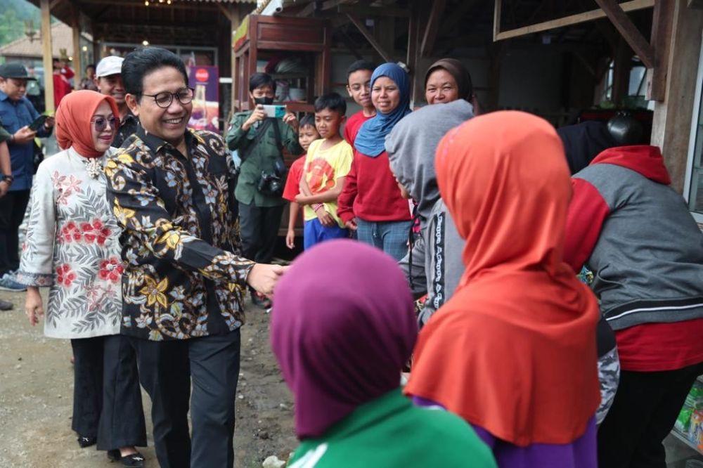 Menteri Desa, Pembangunan Daerah Tertinggal, dan Transmigrasi Abdul Halim Iskandar melakukan kunjungan kerja ke BUMDesa Mekar Sembada Mulya di Desa Wonolelo, Kecamatan Sawangan, Kabupaten Magelang, Kamis (13/4/2023). (Dok. KemendesPDTT)