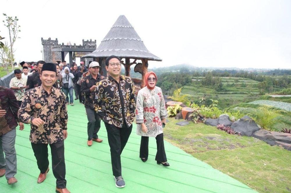Menteri Desa, Pembangunan Daerah Tertinggal, dan Transmigrasi Abdul Halim Iskandar melakukan kunjungan kerja ke BUMDesa Mekar Sembada Mulya di Desa Wonolelo, Kecamatan Sawangan, Kabupaten Magelang, Kamis (13/4/2023). (Dok. KemendesPDTT)