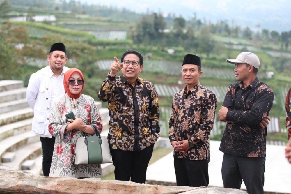 Menteri Desa, Pembangunan Daerah Tertinggal, dan Transmigrasi Abdul Halim Iskandar melakukan kunjungan kerja ke BUMDesa Mekar Sembada Mulya di Desa Wonolelo, Kecamatan Sawangan, Kabupaten Magelang, Kamis (13/4/2023). (Dok. KemendesPDTT)