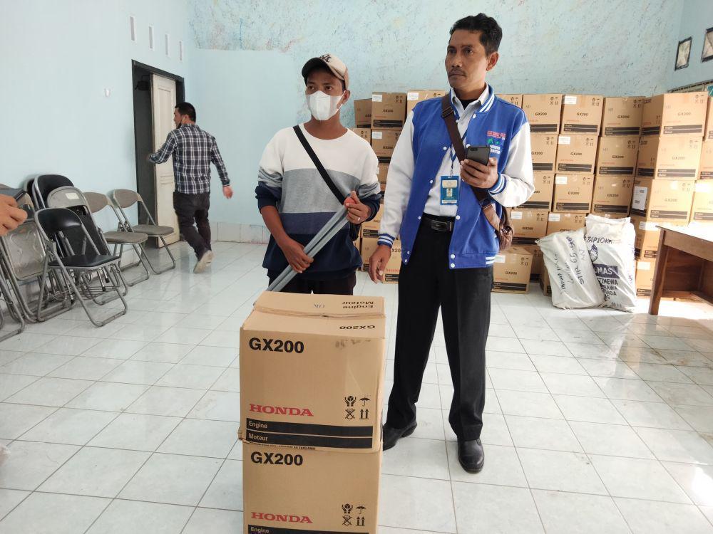 Pemerintah Serahkan 165 Mesin Ketinting untuk Kelompok Nelayan Lotim