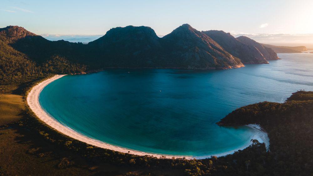 Wineglass Bay Beach, Freycinet Tasmania (unsplash.com/lochieriordan)