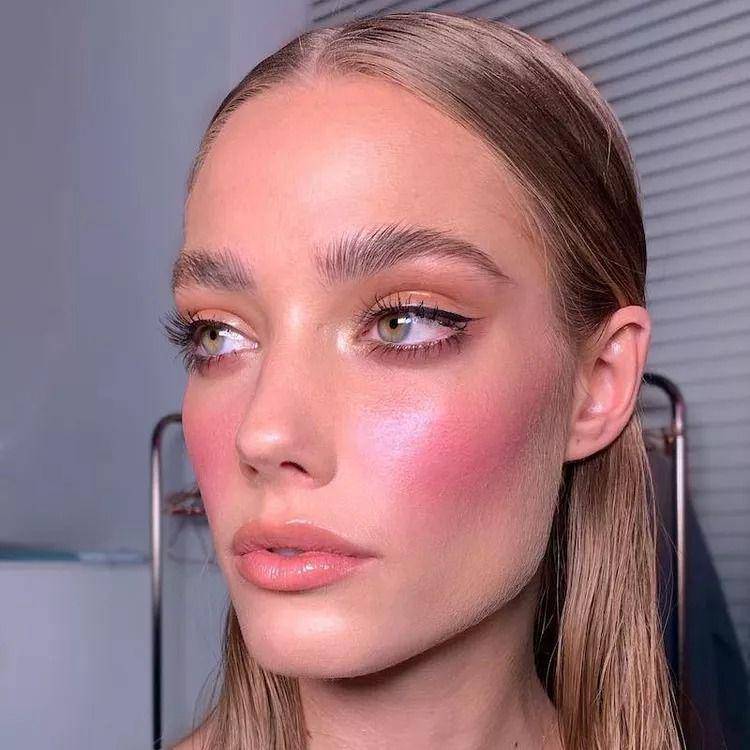 Inspirasi gaya blush on pada makeup (instagram.com/nikki_makeup)