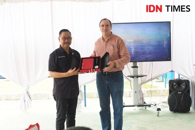 Senator AS, Jeff Merkley berikan cinderamata ke Kepala Otorita OIKN Bambang Susantono. Sumber foto Tim Humas OIKN (IDN Times/Ervan)
