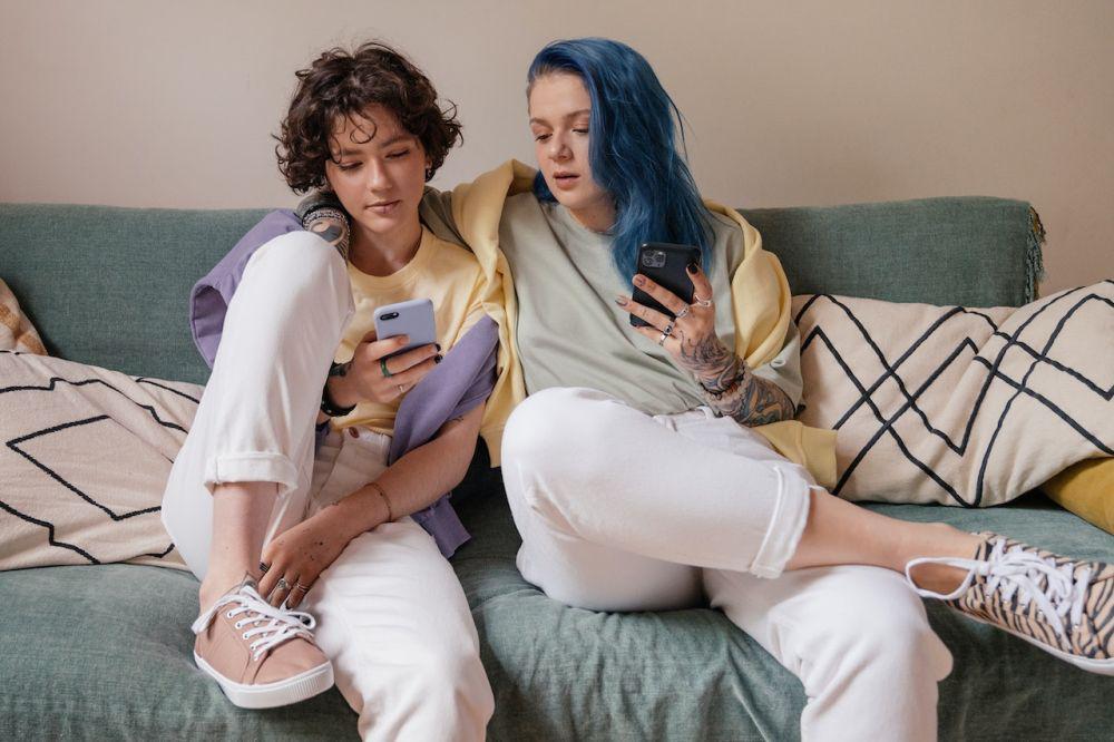 ilustrasi menggunakan gadget (pexels.com/SHVETS production)