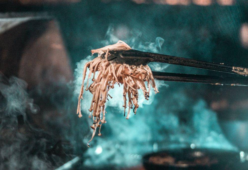 ilustrasi enoki (unsplash.com/@lisanto_)