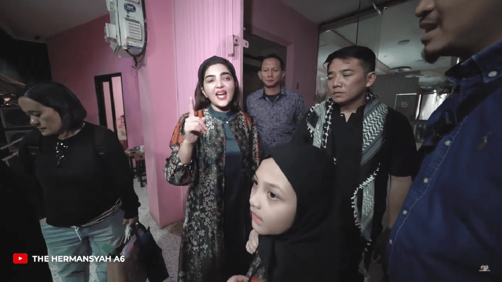 potret keluarga The Hermansyah iktikaf (youtube.com/The Hermansyah)