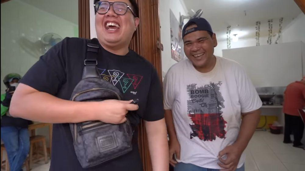 Fahmi Bo berjualan bebek goreng (dok.youtube.com/Anak.Kuliner)