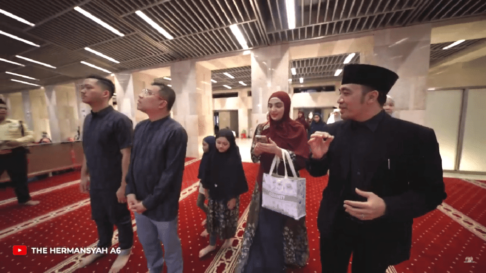 potret keluarga The Hermansyah iktikaf (youtube.com/The Hermansyah)
