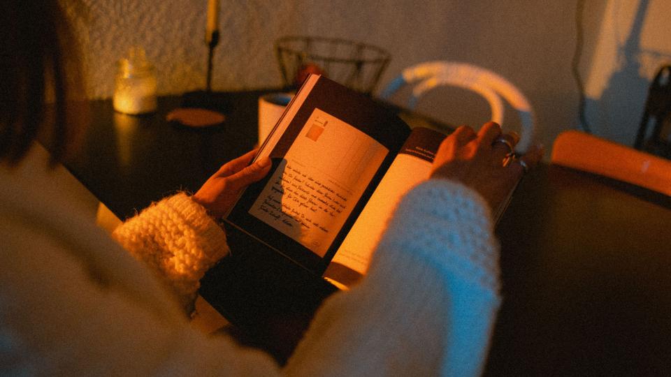 Ilustrasi seseorang sedang membaca buku (unsplash.com/Finde Zukunft)