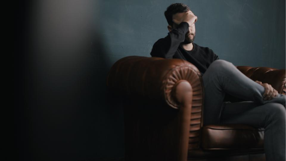 Ilustrasi seorang pria sedang duduk (unsplash.com/Nik Shuliahin)