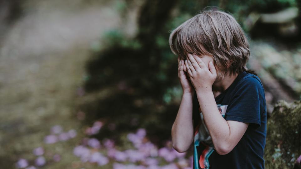 Ilustrasi seorang anak menutup wajahnya (unsplash.com/Annie Spratt)