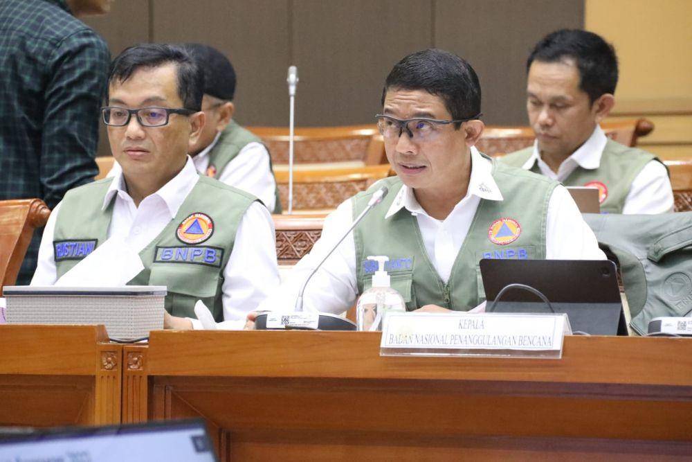 Kepala BNPB Letjen TNI Suharyanto saat memberikan paparan kepada Anggota Komisi VIII DPR RI, saat Rapat Kerja dengan Komisi VIII DPR RI di Gedung Nusantara II DPR RI, Jakarta, pada Rabu (12/4) siang. (dok. BNPB)