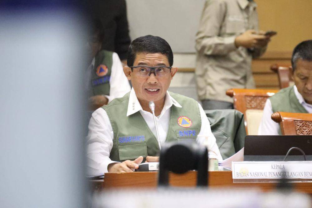 Kepala BNPB Letjen TNI Suharyanto saat memberikan paparan kepada Anggota Komisi VIII DPR RI, saat Rapat Kerja dengan Komisi VIII DPR RI di Gedung Nusantara II DPR RI, Jakarta, pada Rabu (12/4) siang. (dok. BNPB)