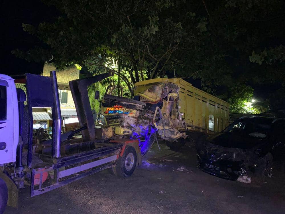Insiden kecelakaan maut terjadi di ruas jalan Lintas Barat Sumatera (Jalinbar) Pekon Wates Kecamatan Gadingrejo Kabupaten Pringsewu, Jumat (14/4/2023) dini hari. (Dok. Polres Pringsewu).