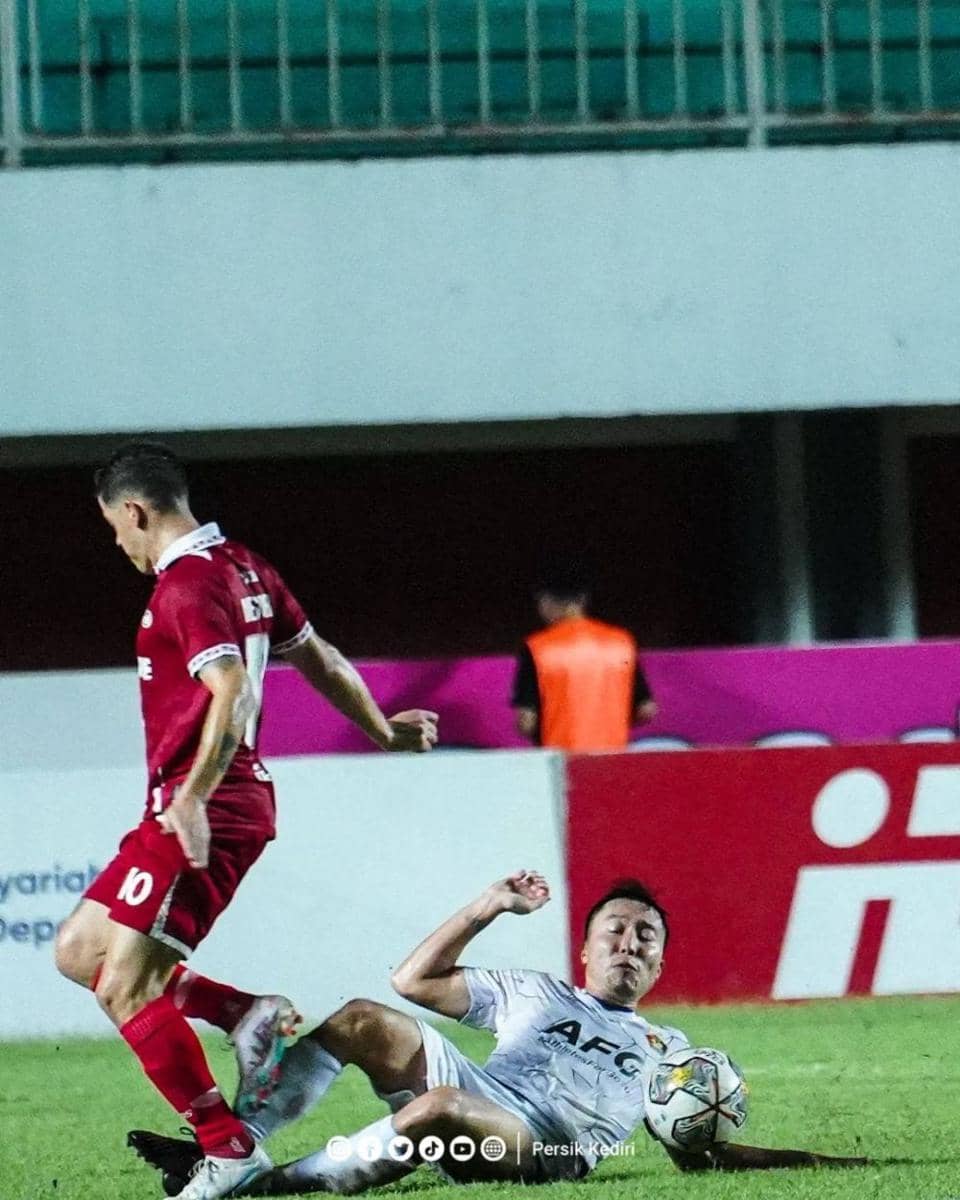Pemain Persik Kediri saat melawan Persis Solo. instagram.com/@persikfcofficial