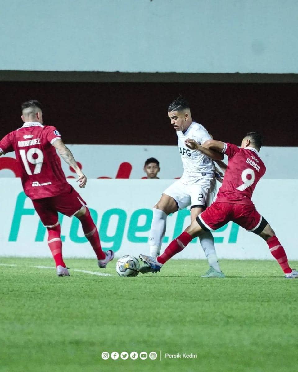 Pemain Persik Kediri saat melawan Persis Solo. instagram.com/@persikfcofficial