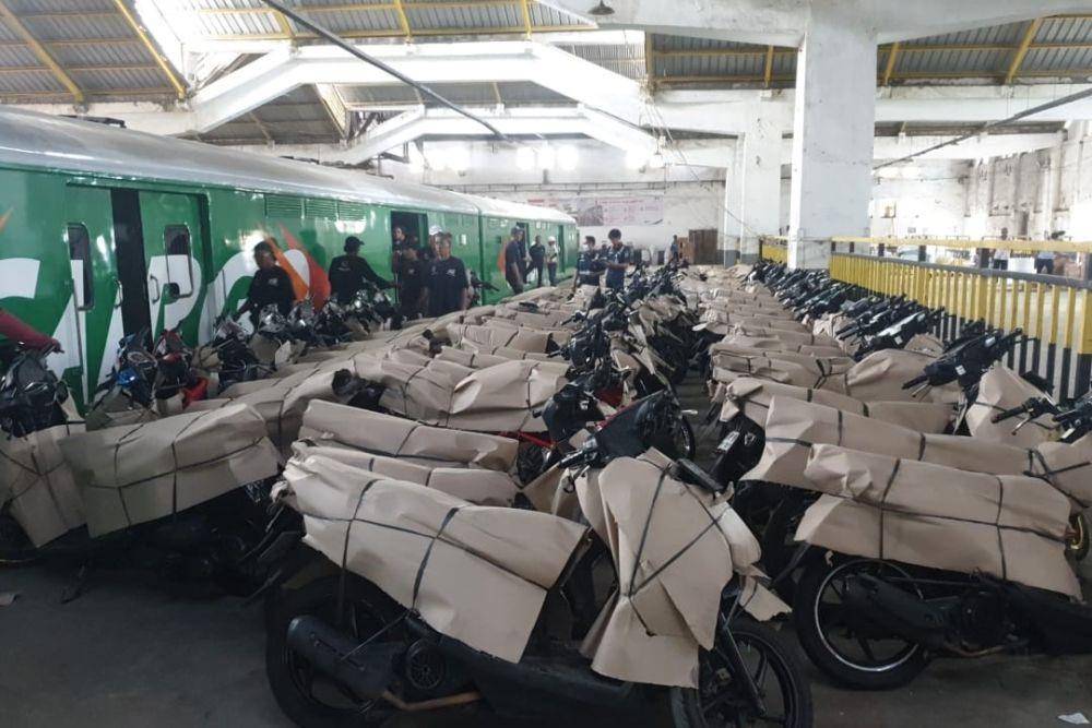 Sepeda motor pemudik yang mengikuti program Angkutan Motor Gratis (MOTIS) dari Direktorat Jenderal Perkeretaapian (DJKA) Kementerian Perhubungan (Kemenhub). (dok. Kemenhub)